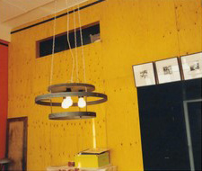 Warmgele wand in atelier van zwartwit-fotograaf op Zuid.